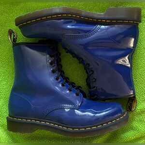 DR MARTENS 27635•EIGHT HOLE•BLUE PATENT•COMBAT•LACE UP BOOTS.